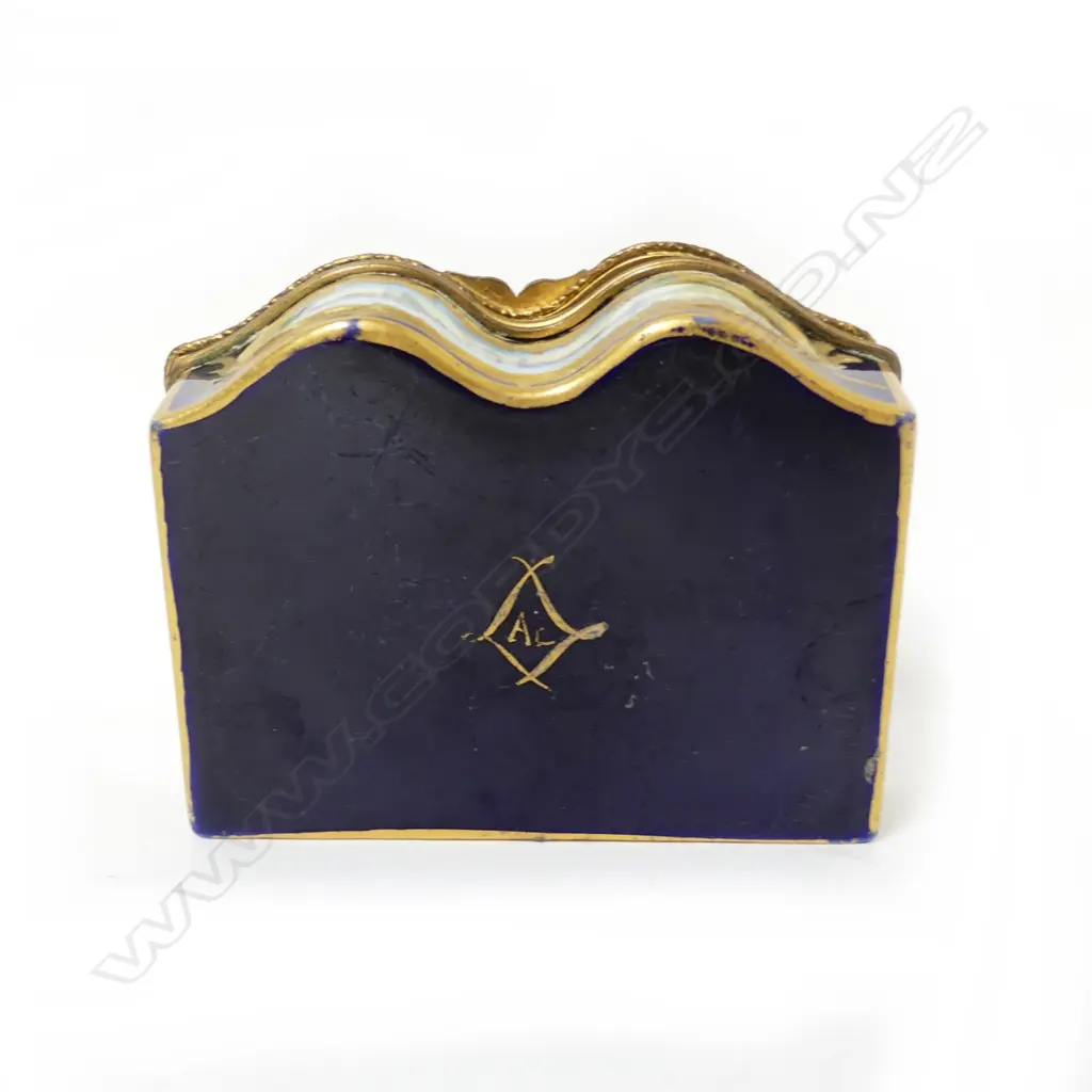 A small Sèvres lidded trinket box Image 1++