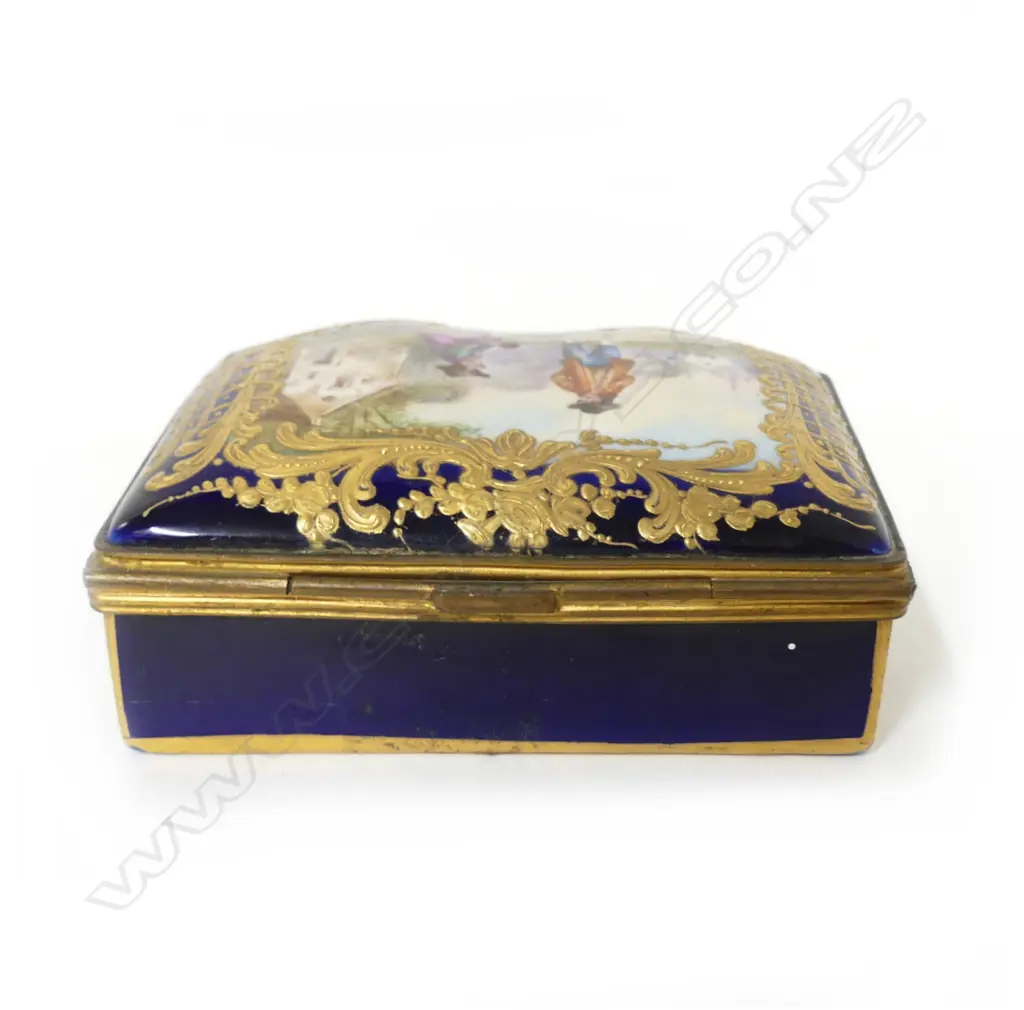 A small Sèvres lidded trinket box Image 1++