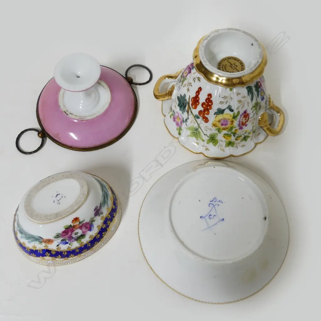 A Sèvres porcelain covered box Image 1++