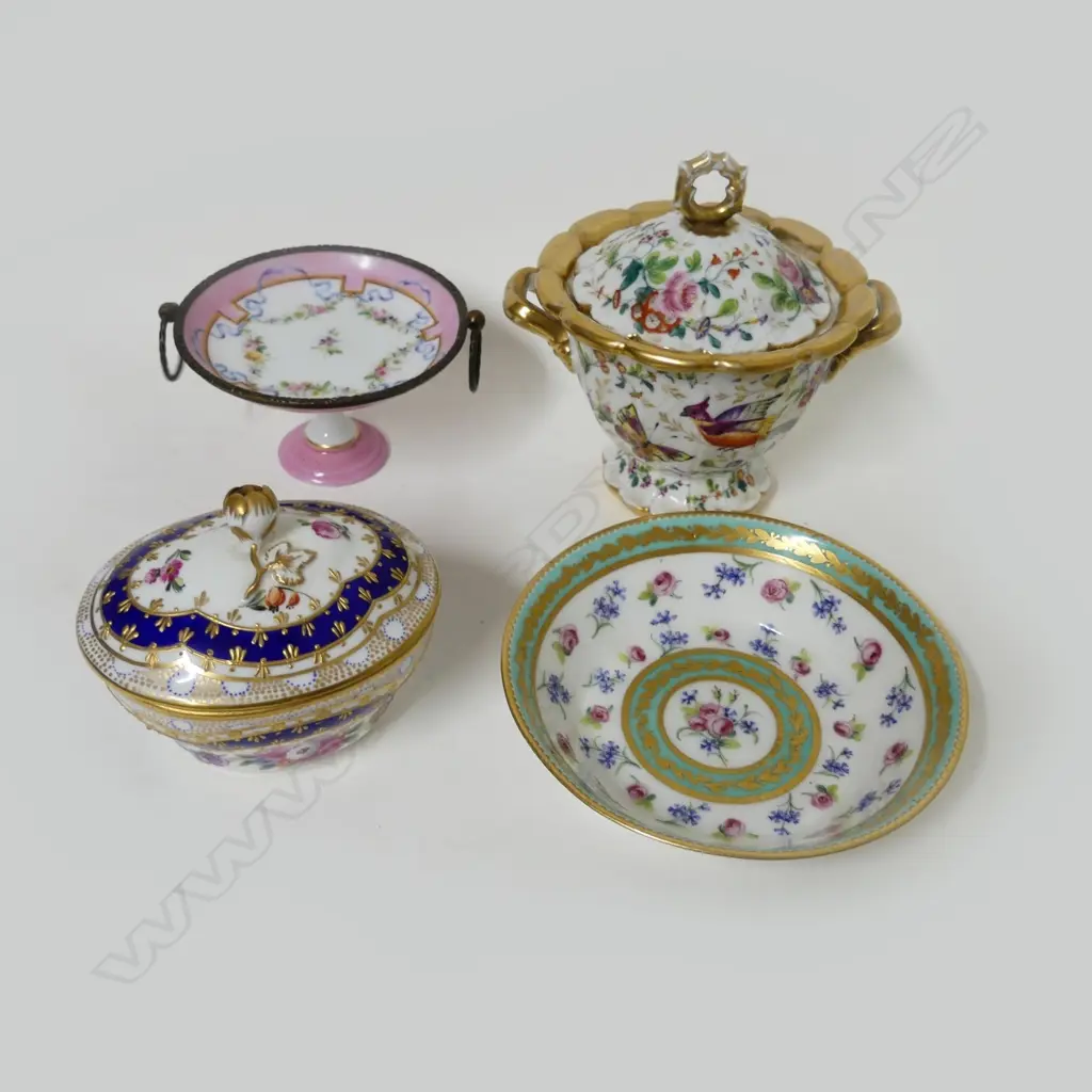 A Sèvres porcelain covered box Image 1++