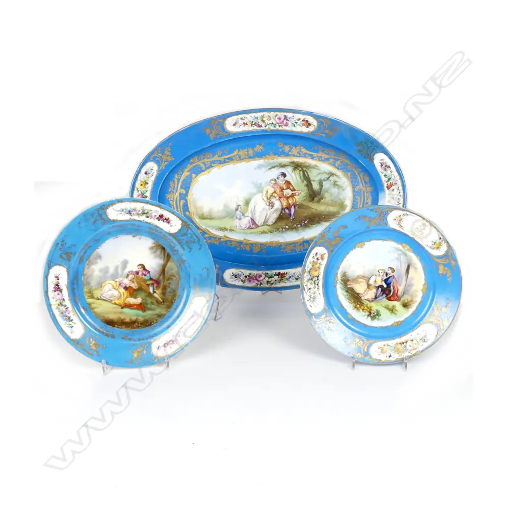 A Sèvres porcelain ashette and two plates Image 1++