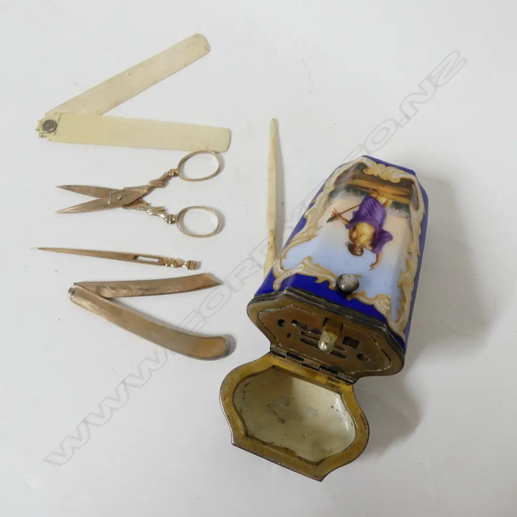 A Continental porcelain étui Image 1++