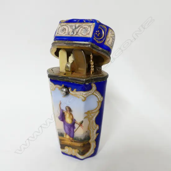 A Continental porcelain étui