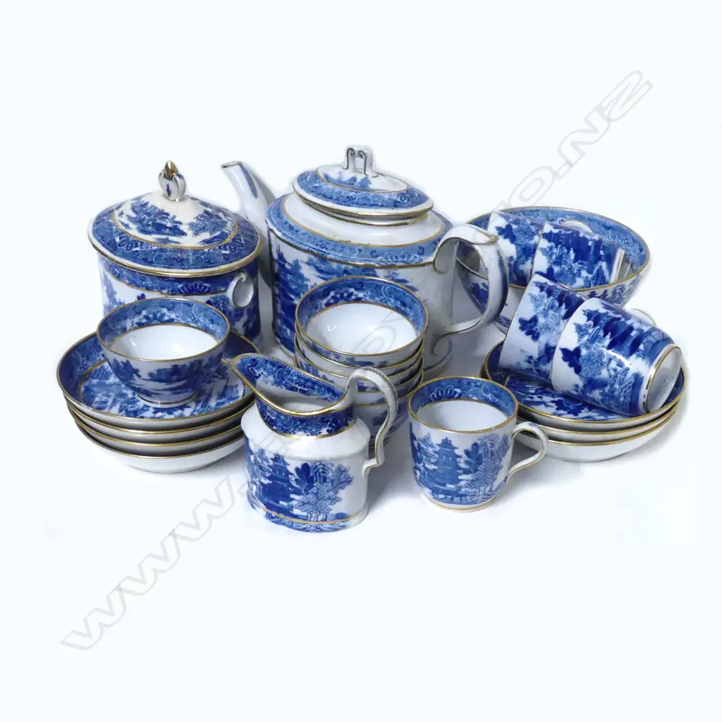 A Georgian period blue and white Willow pattern tea set Image 1++