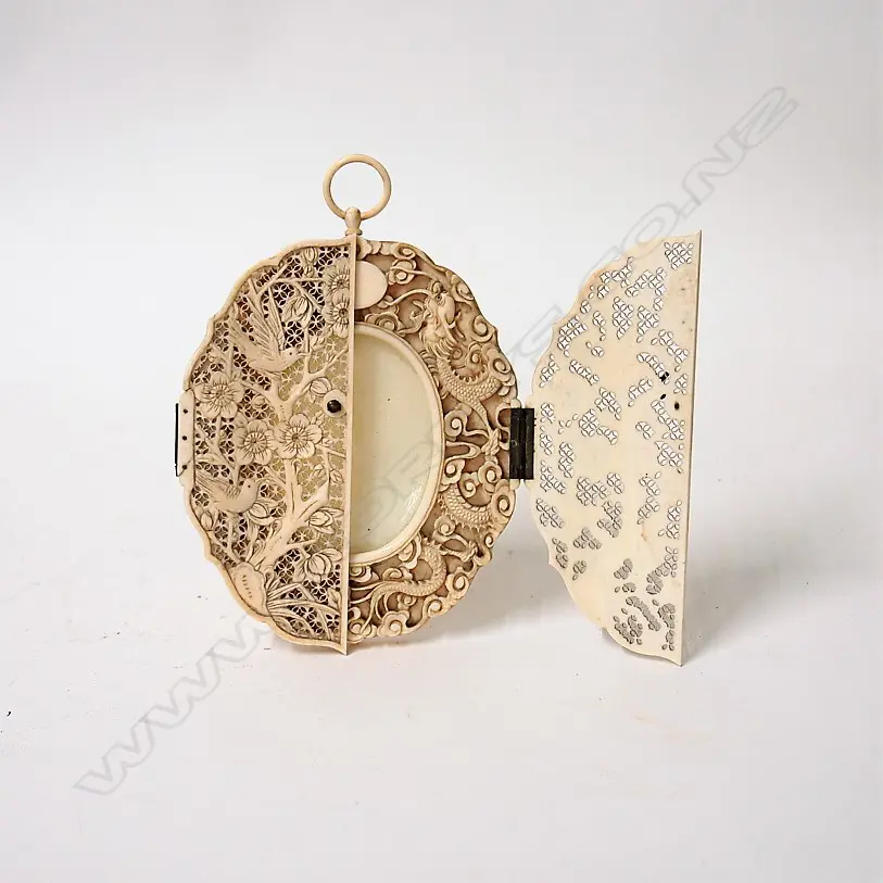 A 19thC Chinese finely carved ivory picture frame Image 1++