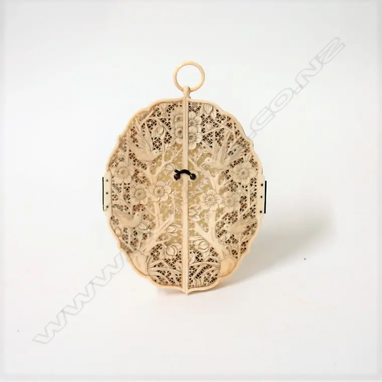 A 19thC Chinese finely carved ivory picture frame Image 1++