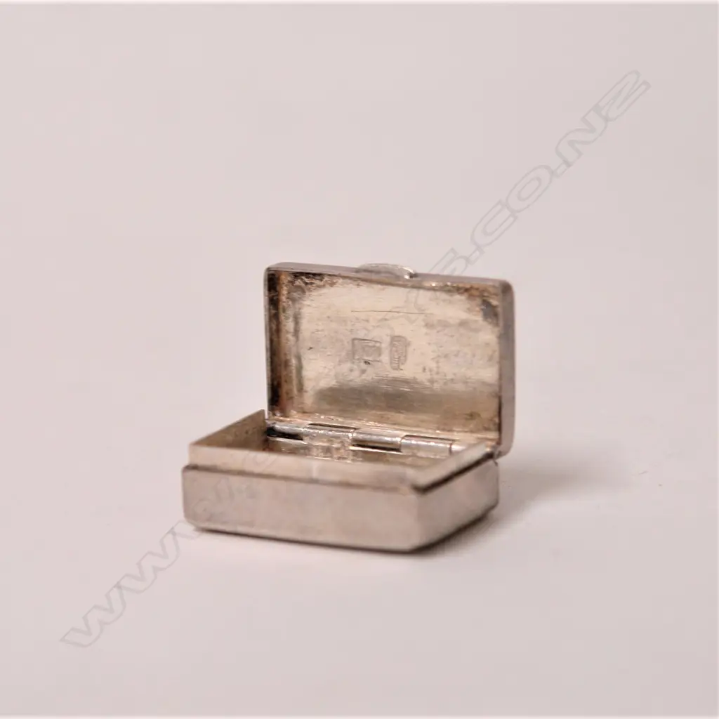 A small Chinese silver oblong snuff box Image 1++