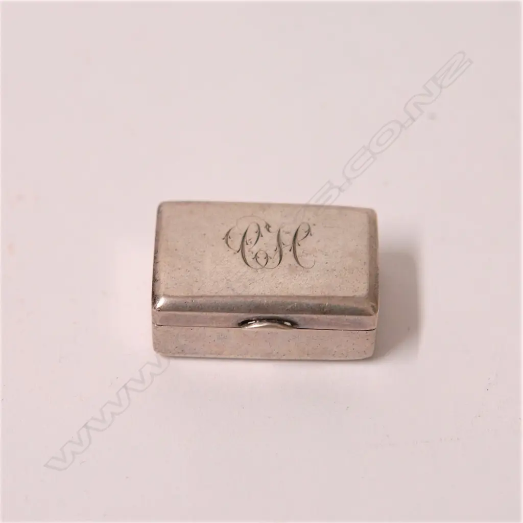 A small Chinese silver oblong snuff box Image 1++