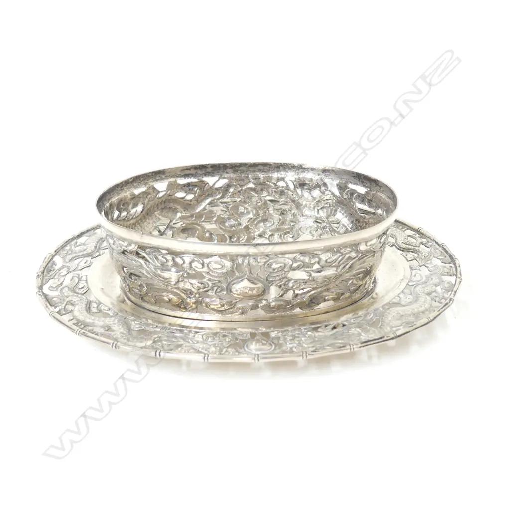A small Chinese export silver oval dish Image 1++