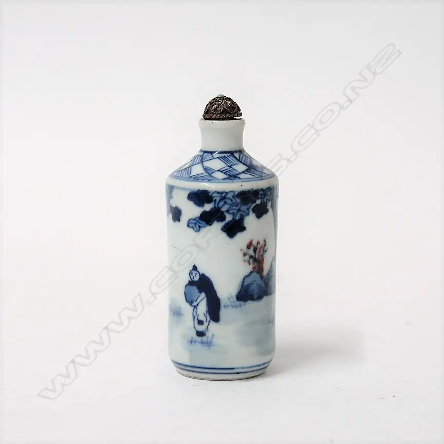 An old Chinese blue and white snuff bottle Image 1++