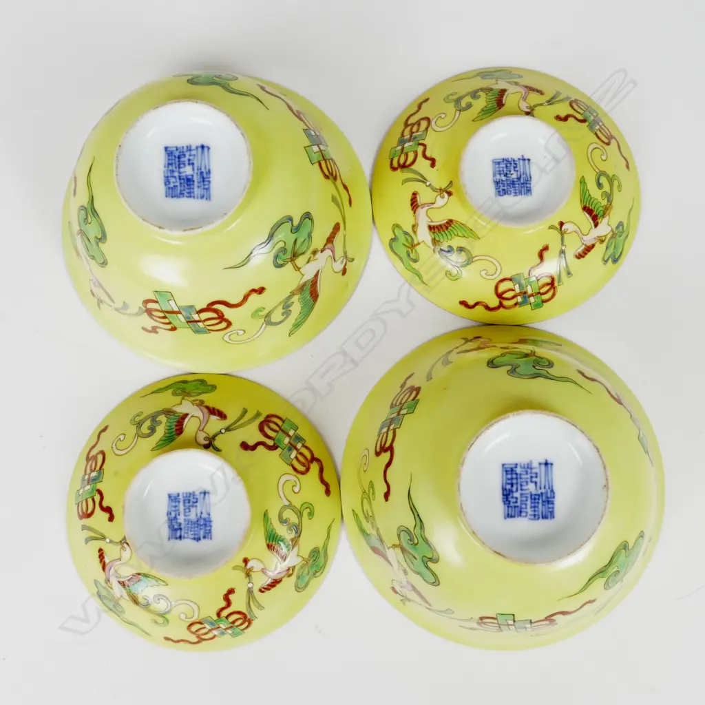 A pair of Chinese lidded bowls Image 1++