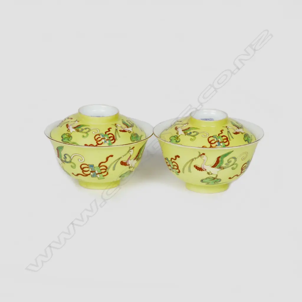 A pair of Chinese lidded bowls Image 1++