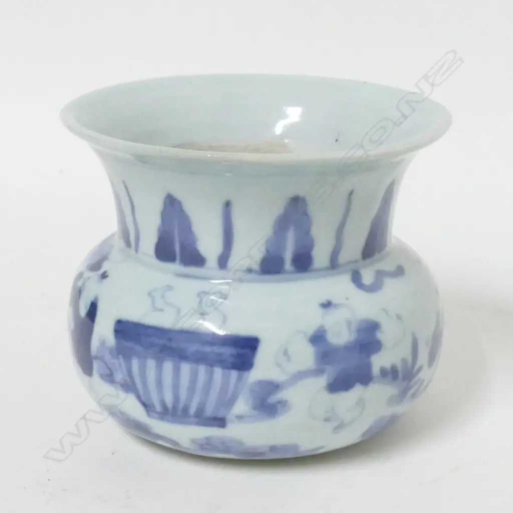 A Chinese porcelain Ming style squat circular vase Image 1++