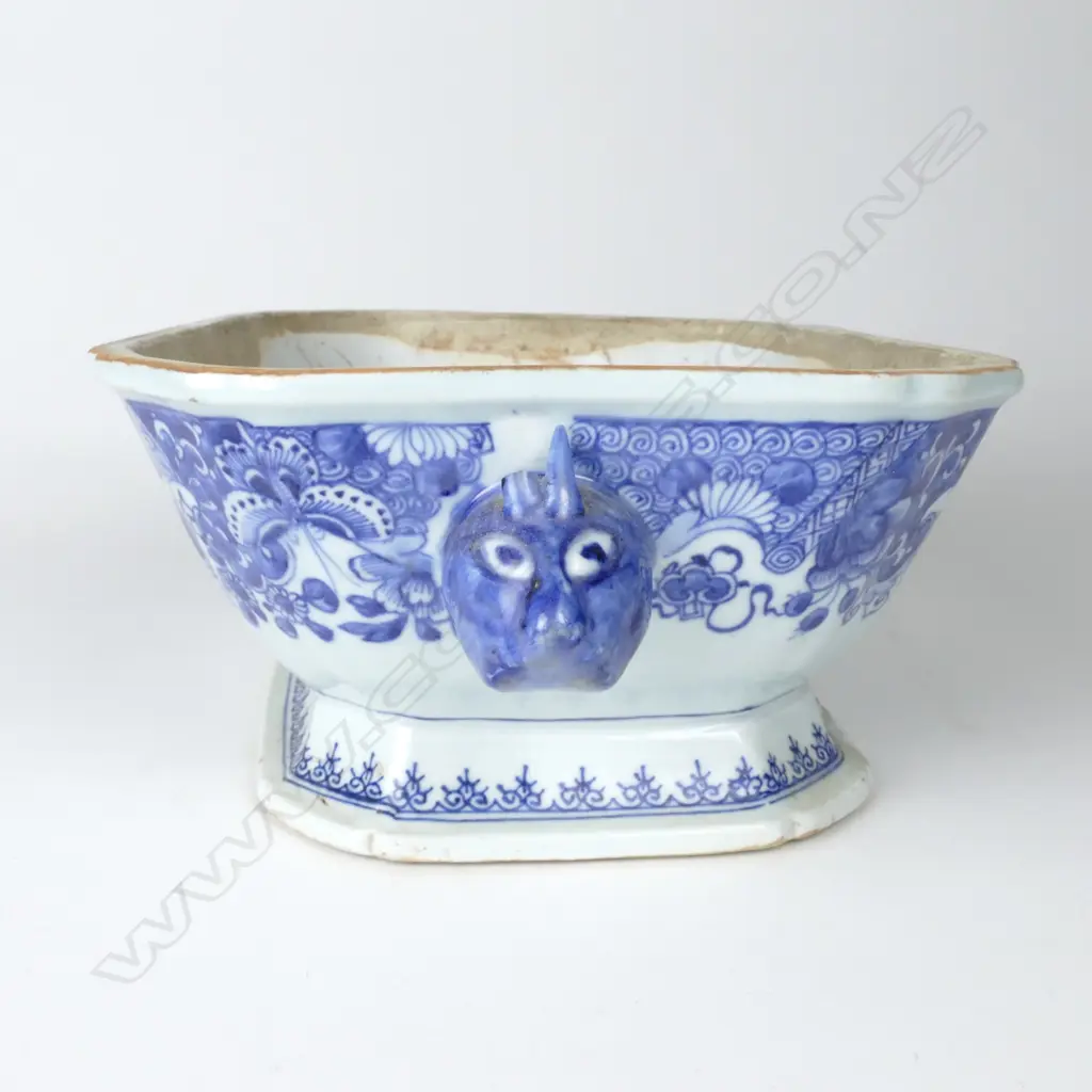 An 18thC Chinese export blue and white porcelain two-handled tureen Image 1++