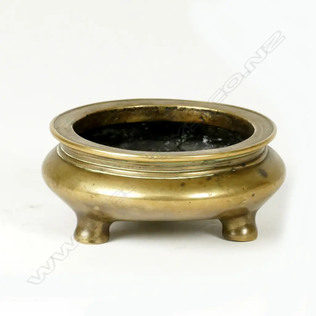 A small old heavy Chinese brass censer Image 1++
