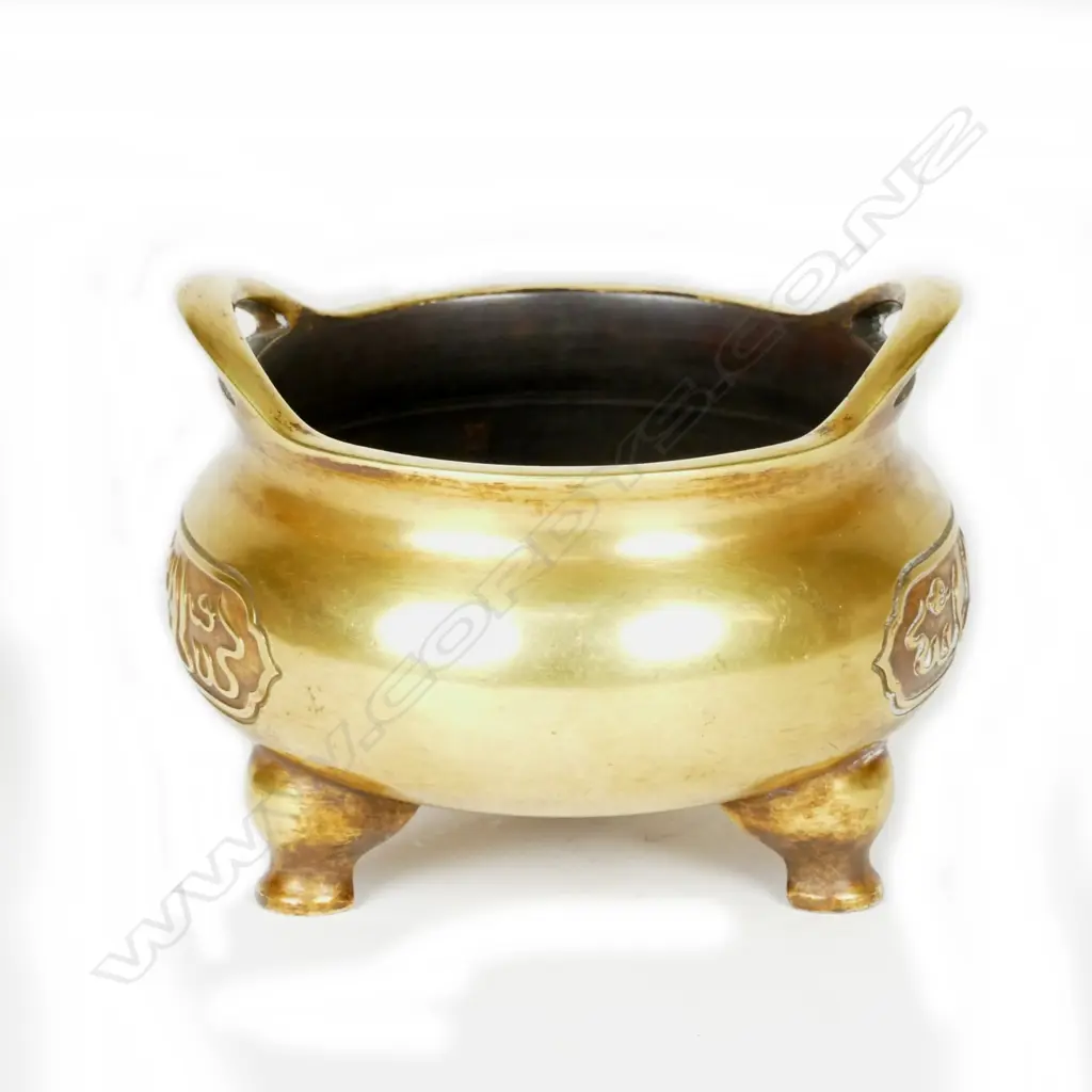 A small heavy Chinese brass two-handled censer Image 1++
