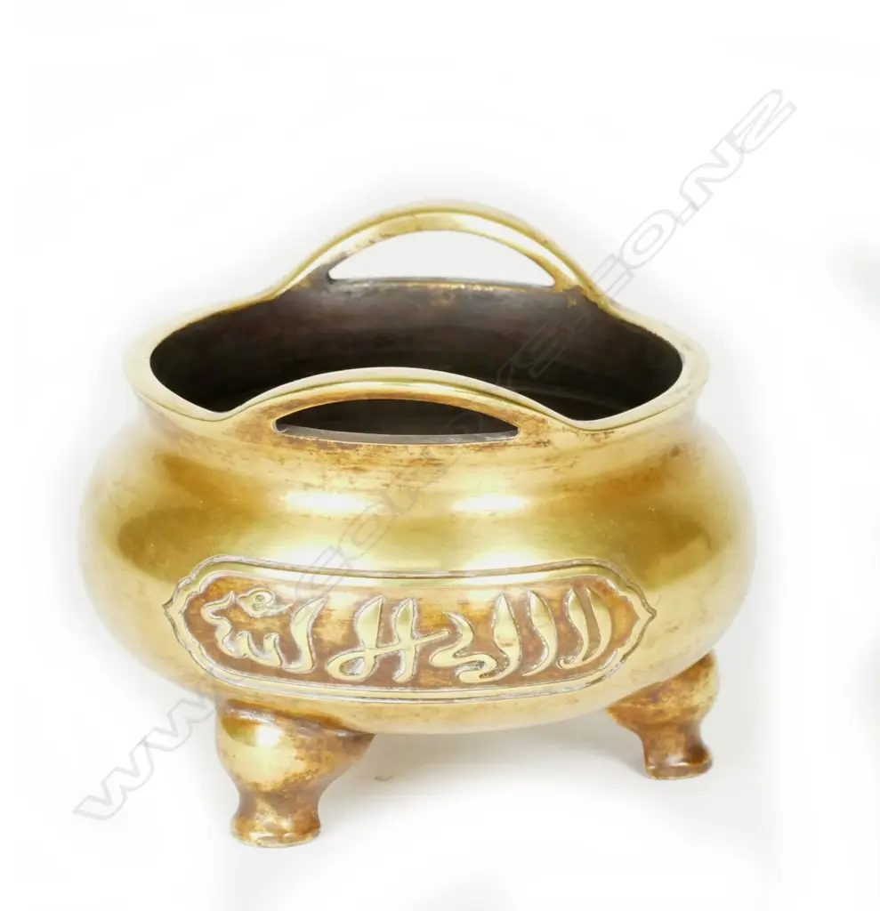 A small heavy Chinese brass two-handled censer Image 1++