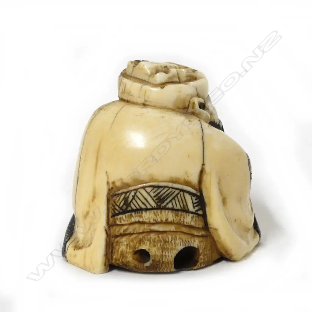 A Japanese ivory netsuke Image 1++