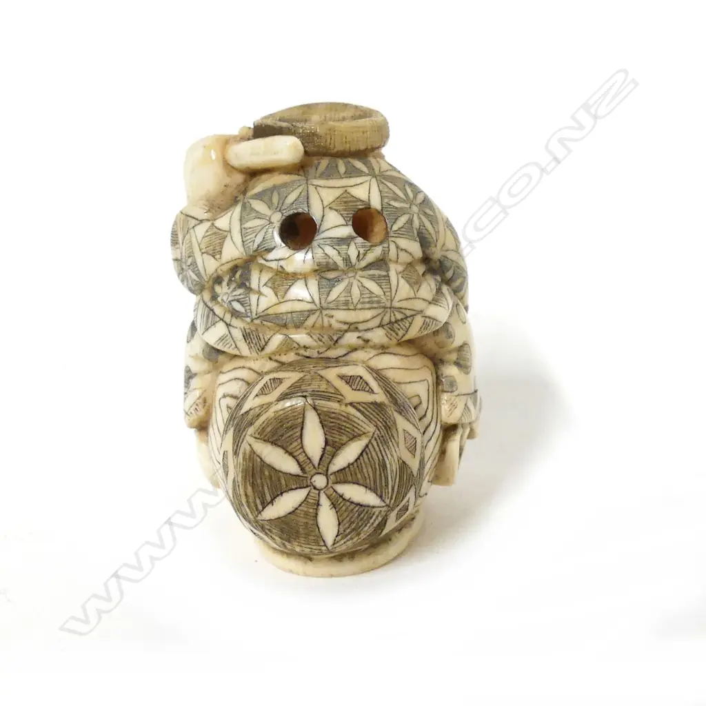 A Japanese ivory netsuke Image 1++