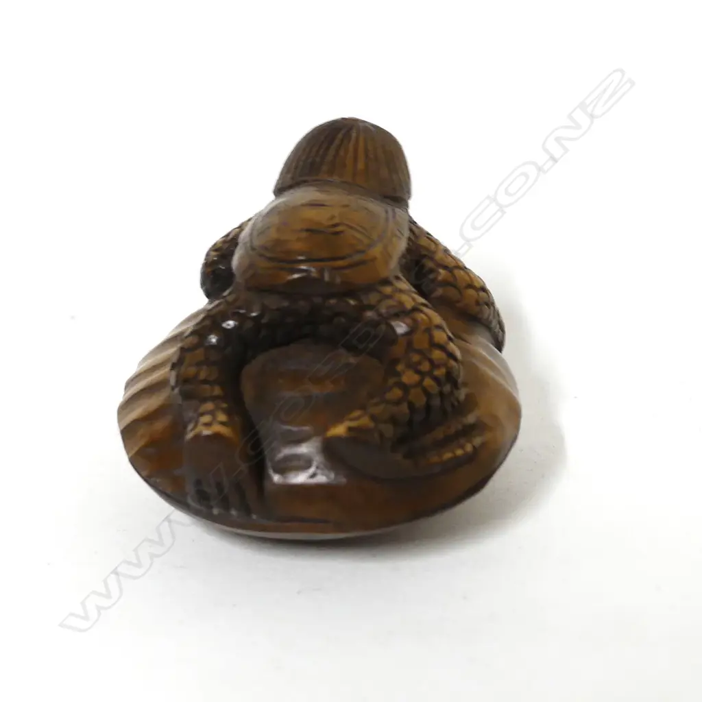 A Japanese carved boxwood netsuke Image 1++
