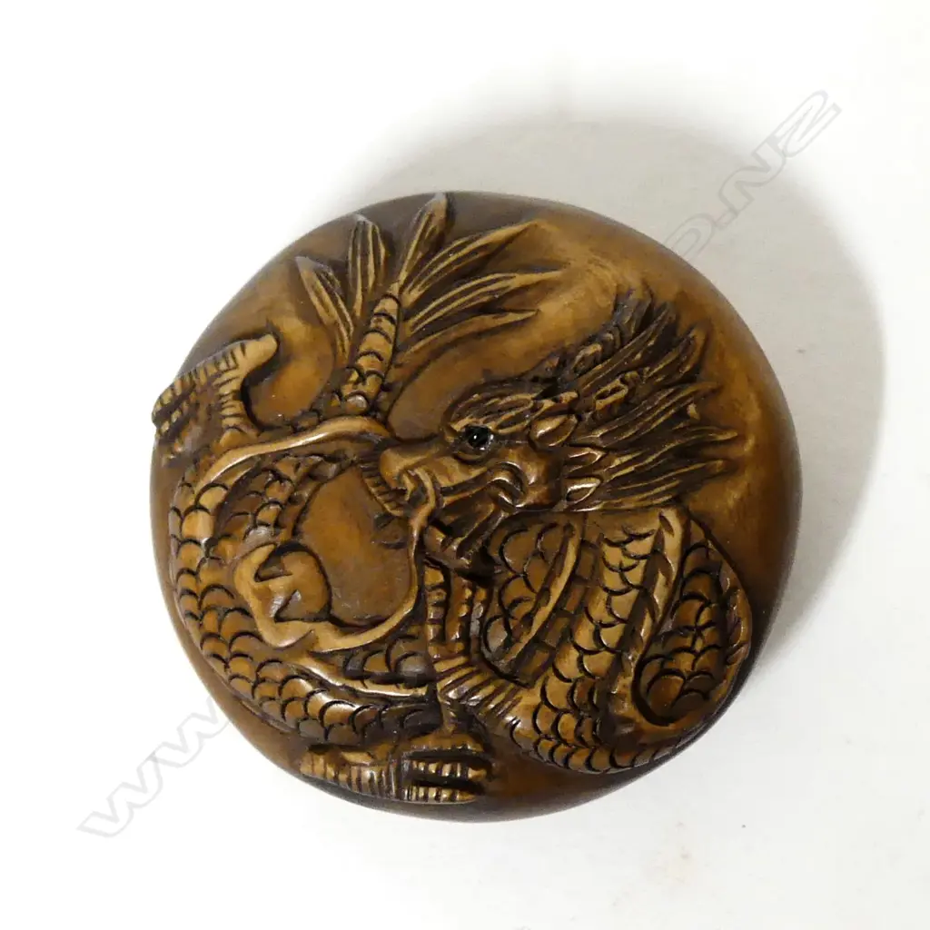 A carved boxwood netsuke Image 1++