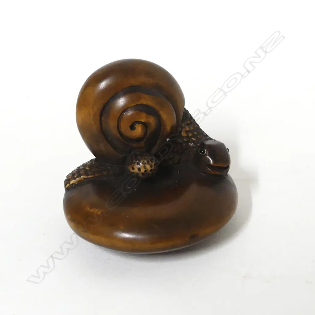 A boxwood carved netsuke Image 1++