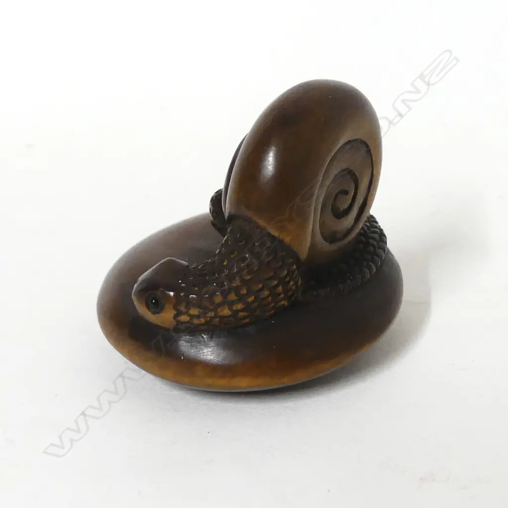 A boxwood carved netsuke Image 1++