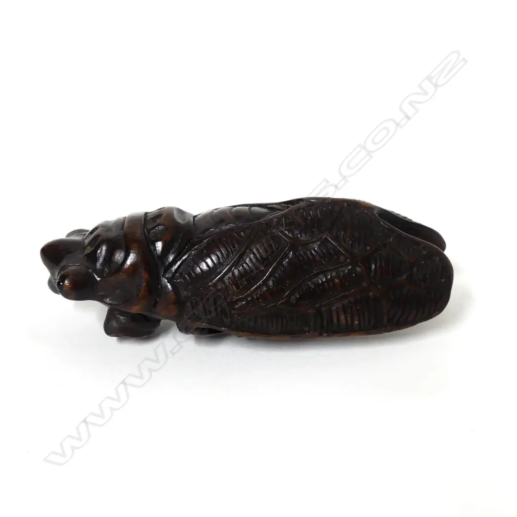 A carved rosewood netsuke Image 1++