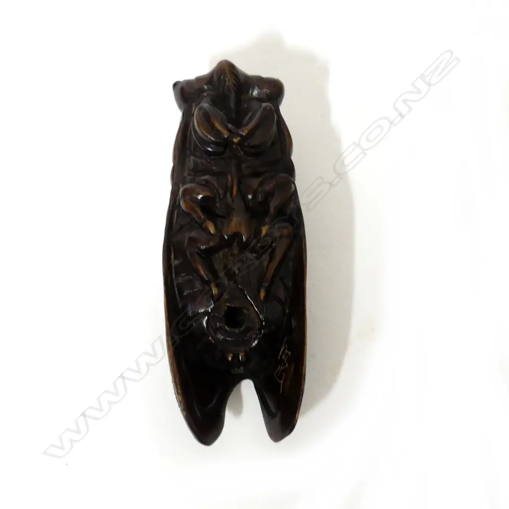 A carved rosewood netsuke Image 1++