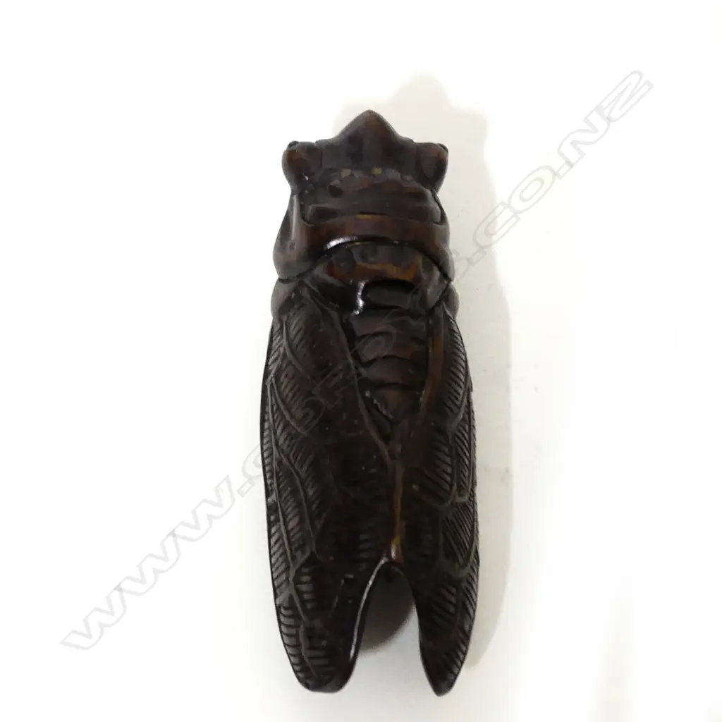 A carved rosewood netsuke Image 1++
