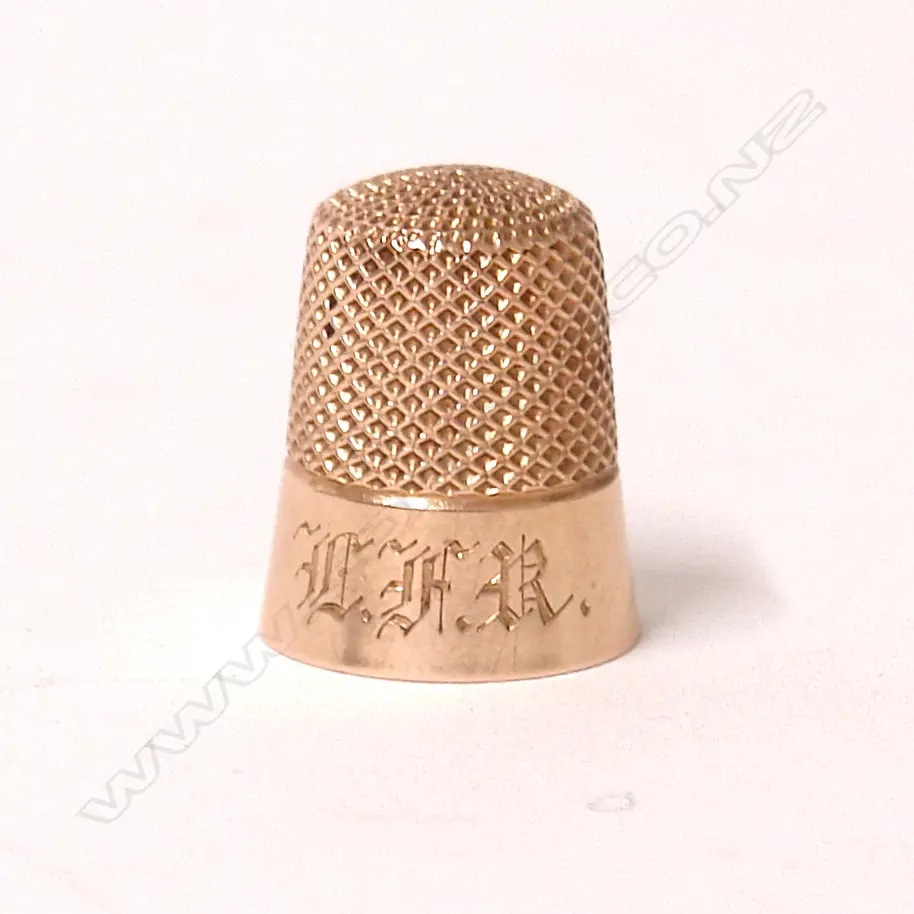An early 20thC rose gold thimble Image 1++