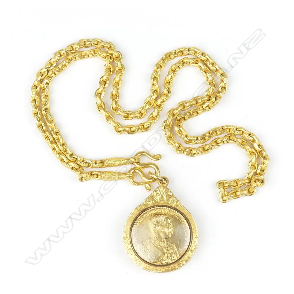 A heavy 22ct. gold square form chain Image 1++