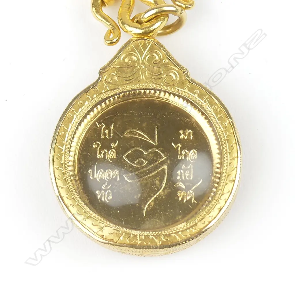 A heavy 22ct. gold square form chain Image 1++