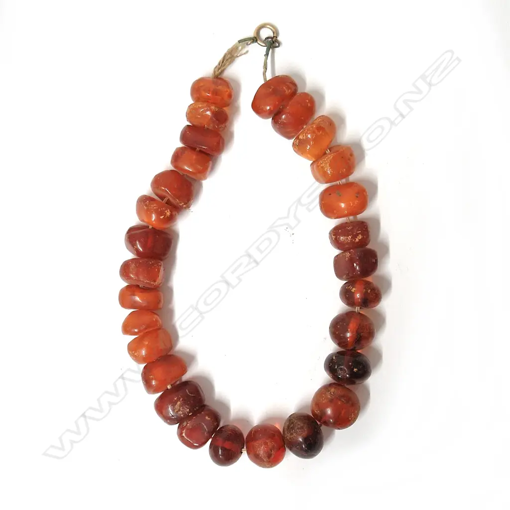 An antique nugget amber bead necklace Image 1++
