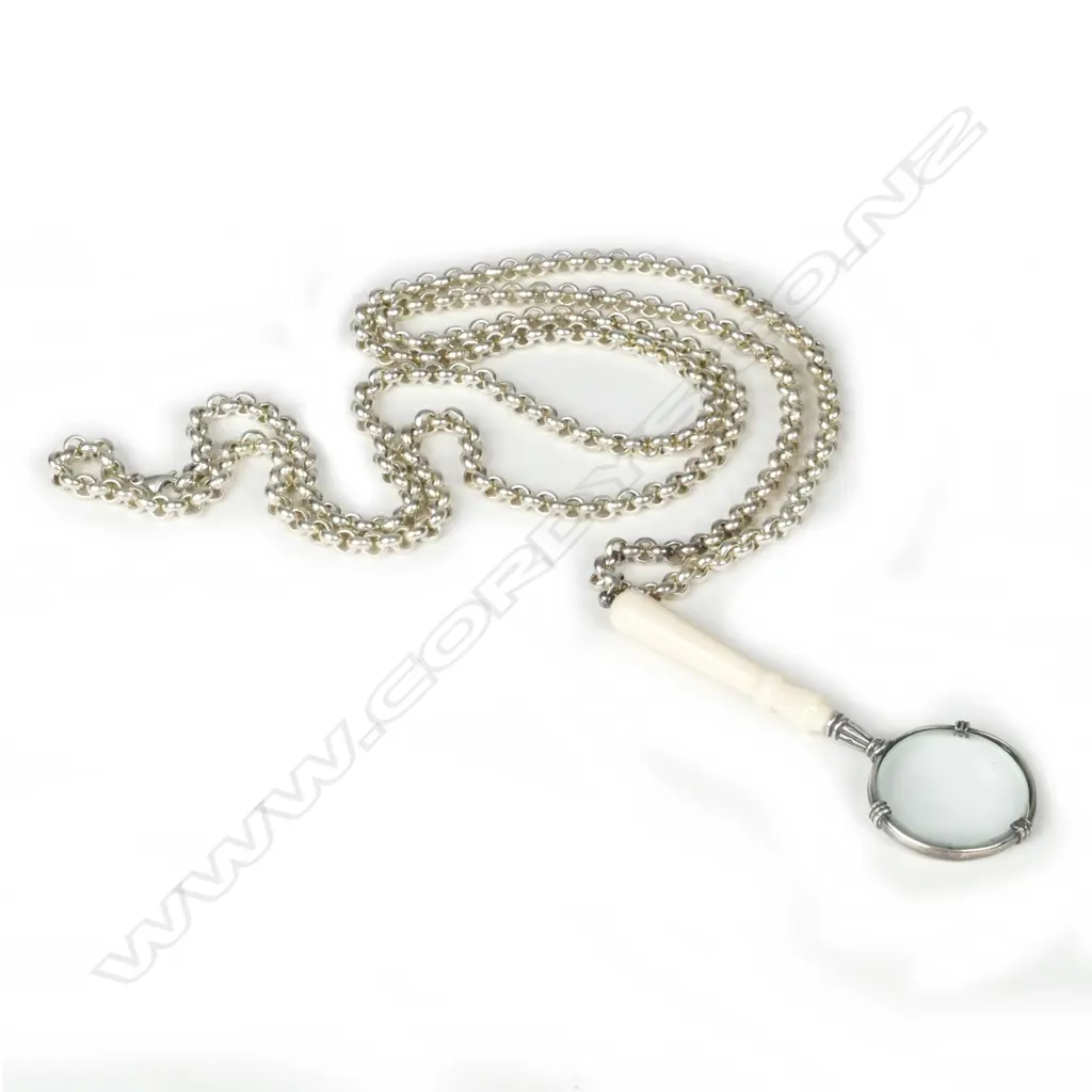 A heavy silver chain Image 1++