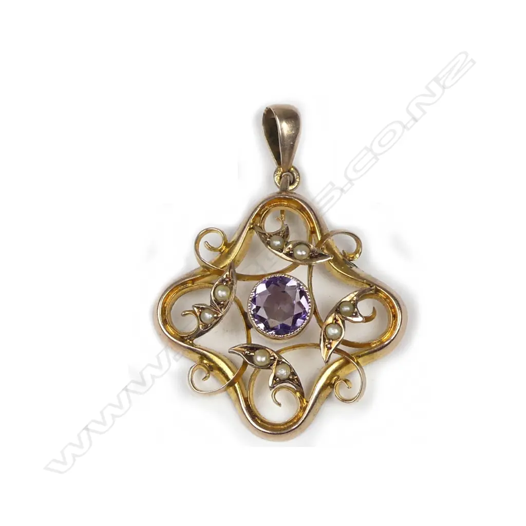 An 9ct gold Edwardian Art Nouveau pendant Image 1++