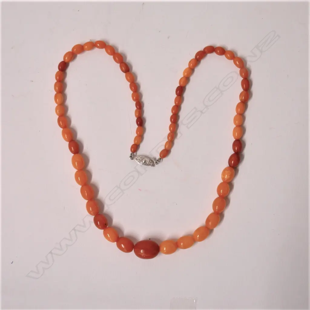 A vintage butterscotch amber bead necklace Image 1++