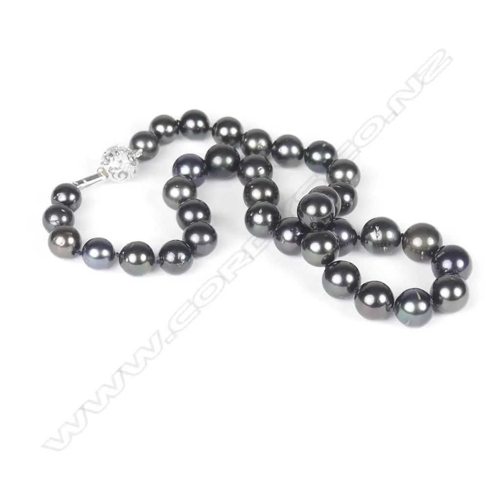 A Tahitian pearl necklace Image 1++