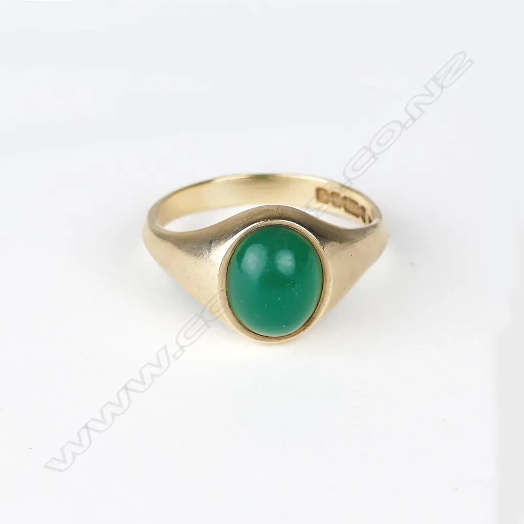A 9ct. yellow gold and jade cabochon ring Image 1++