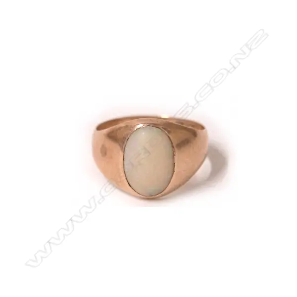 An estate 9ct. yellow gold and opal ring Image 1++