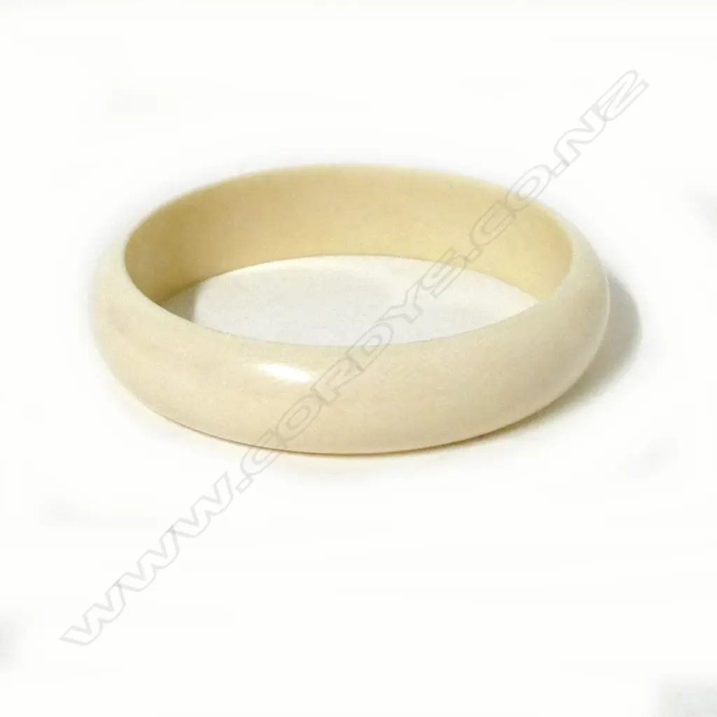 A vintage ivory bangle Image 1++