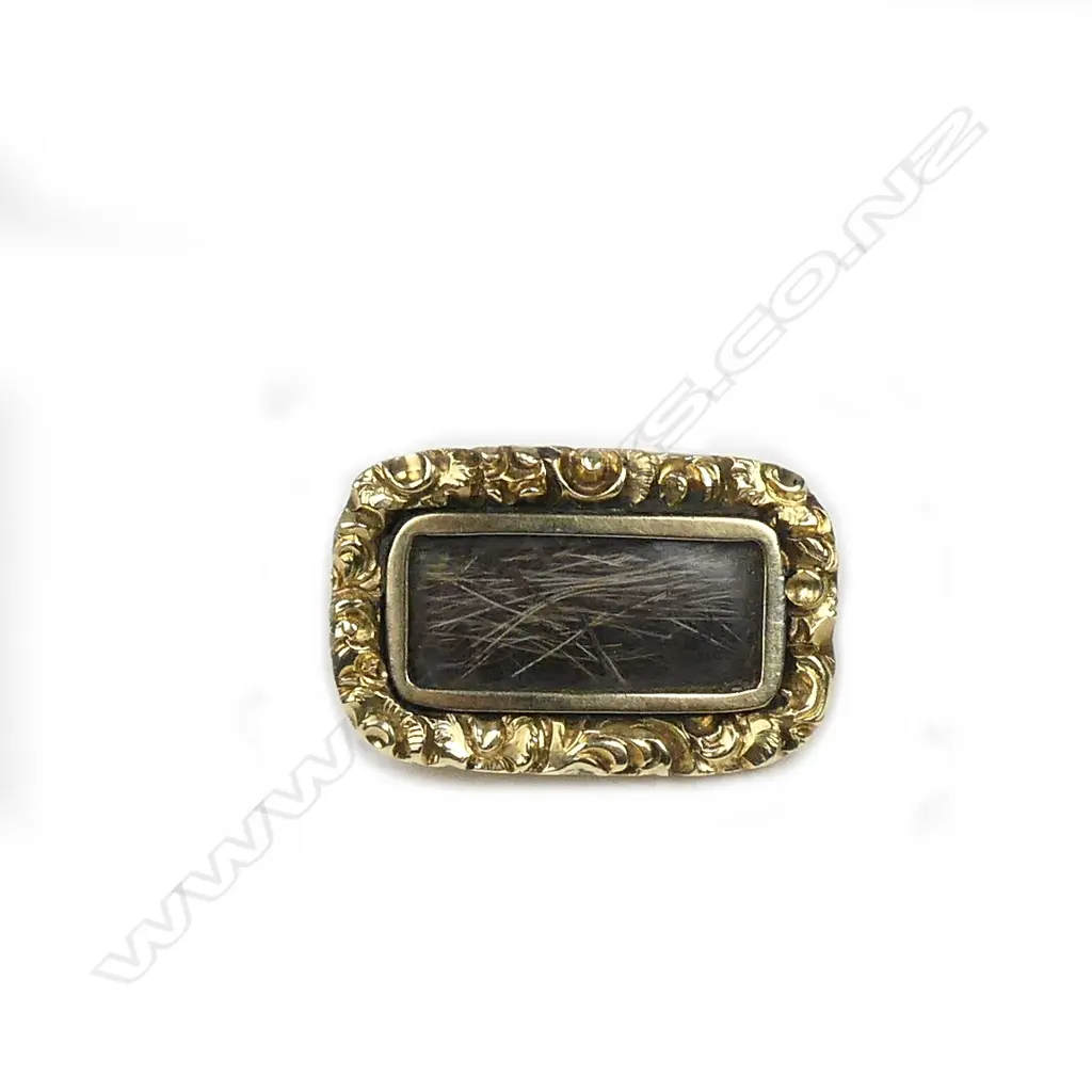 A small Victorian 15ct gold mourning brooch Image 1++