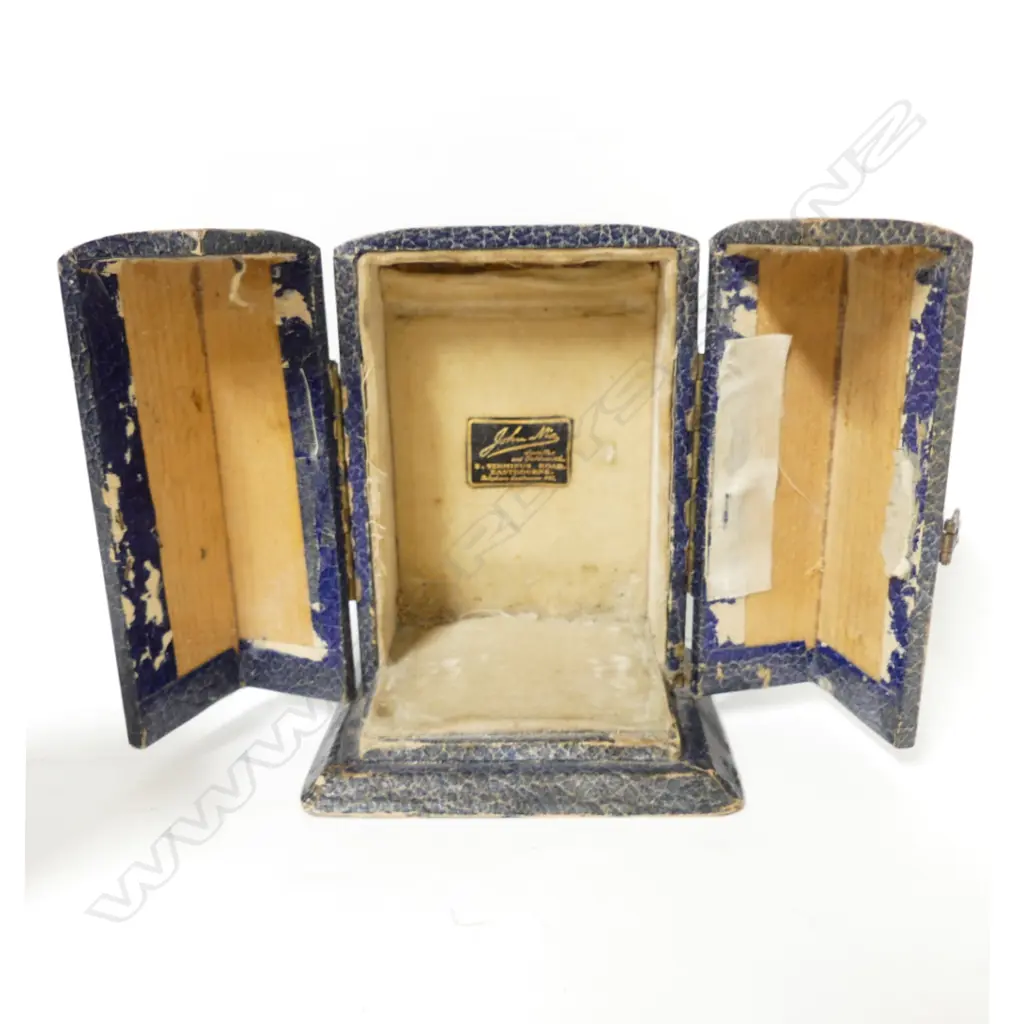 A small brass carriage clock Image 1++