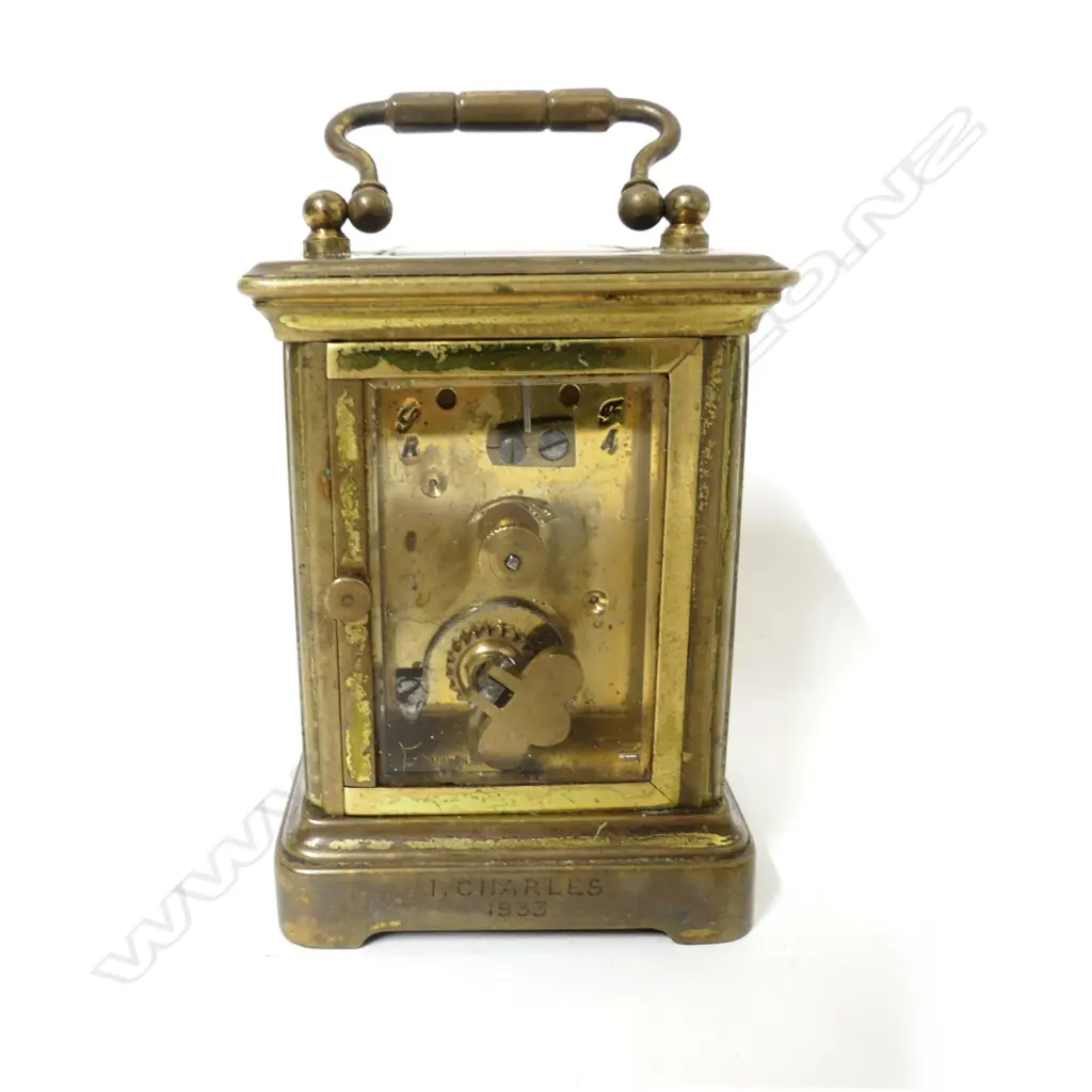 A small brass carriage clock Image 1++