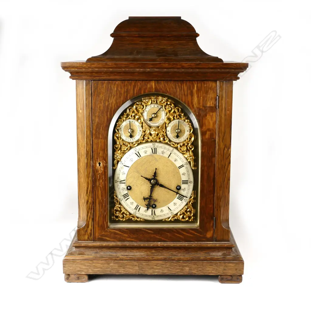 A 19thC oak cased bracket clock Image 1++