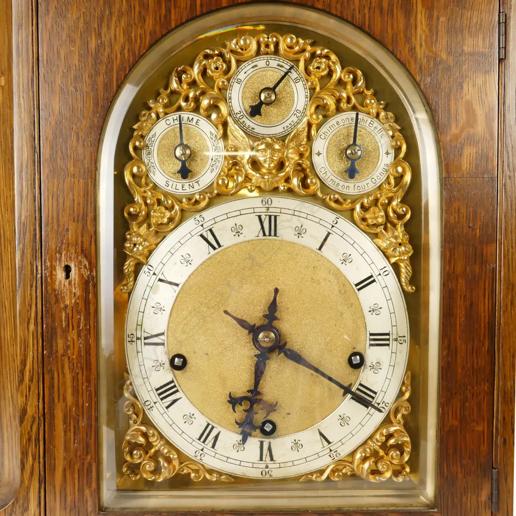 A 19thC oak cased bracket clock Image 1++