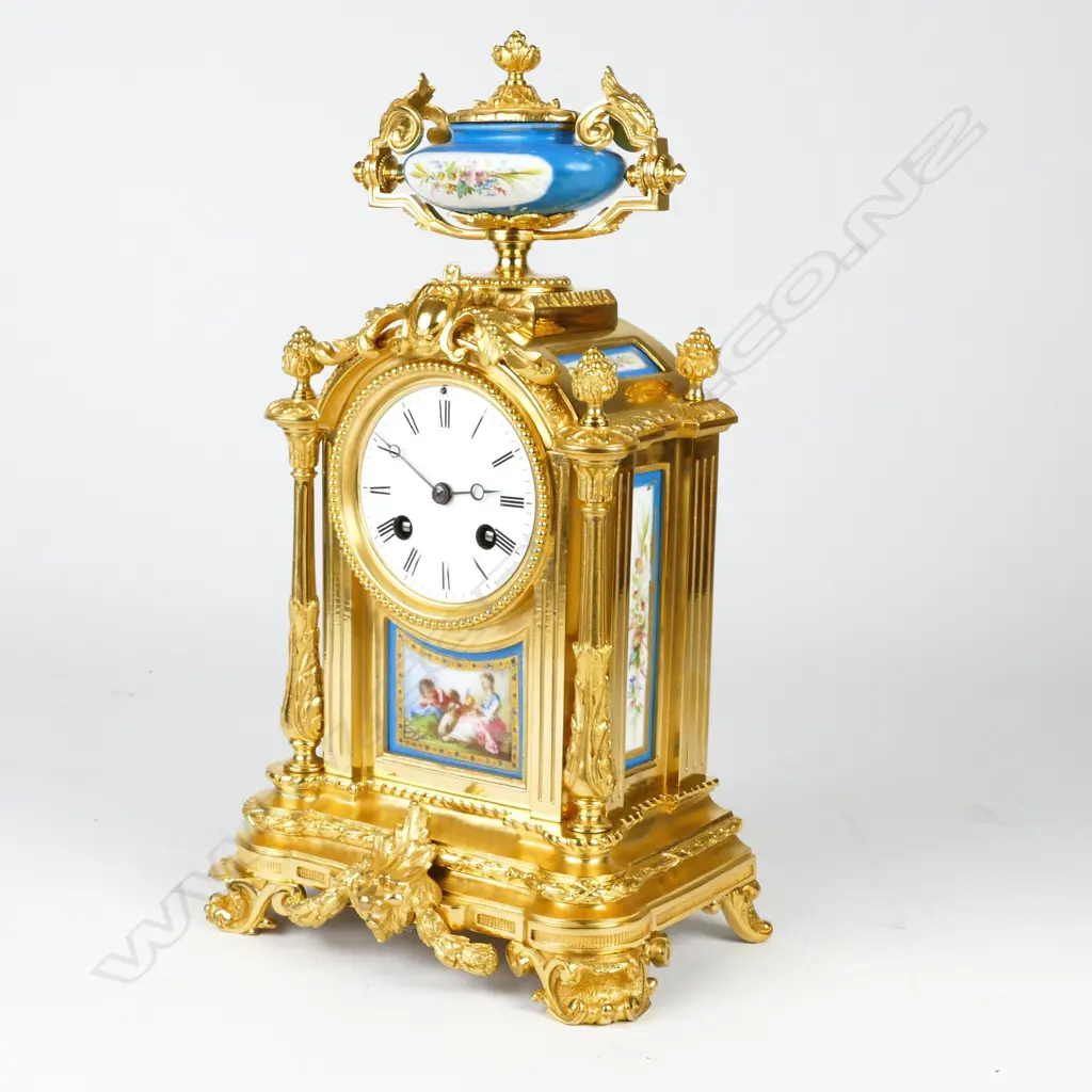 A 19thC French bronze ormolu mantel clock Image 1++