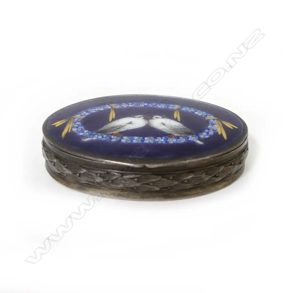 An early 1900s enamel and silver snuff box Image 1++