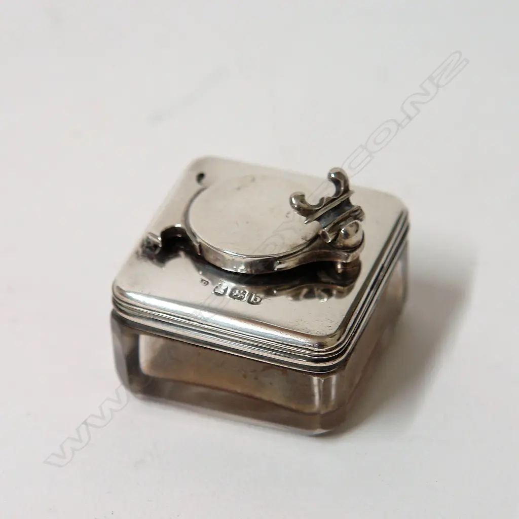 A George III silver topped travelling inkwell Image 1++