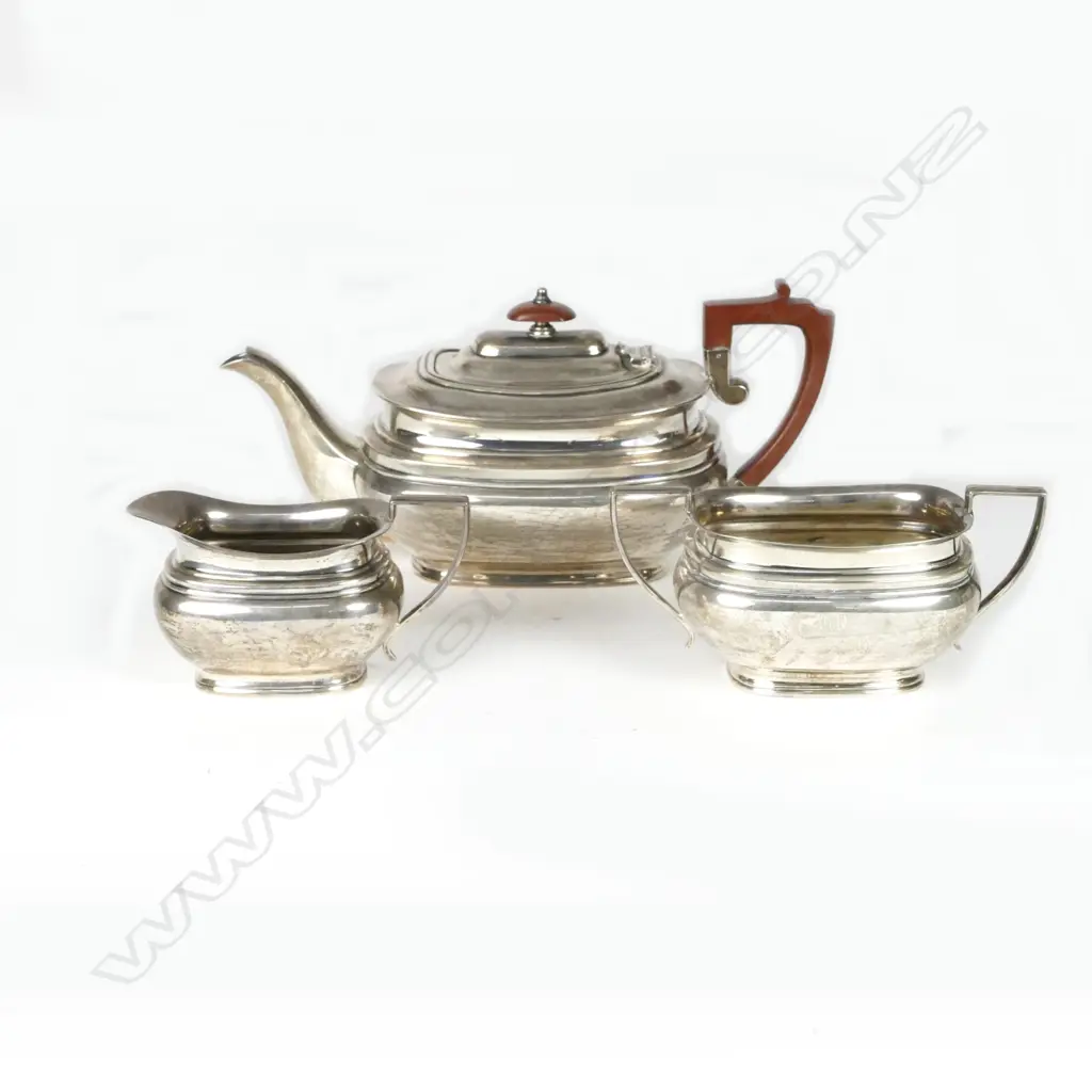 A three-piece silver tea-set Image 1++